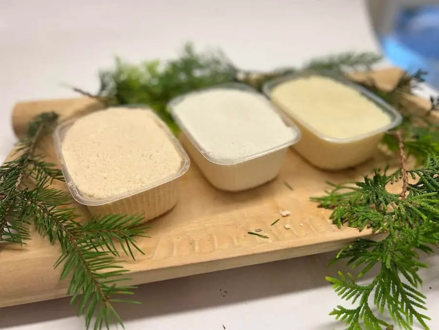 Trzy twarożki w pojemnikach